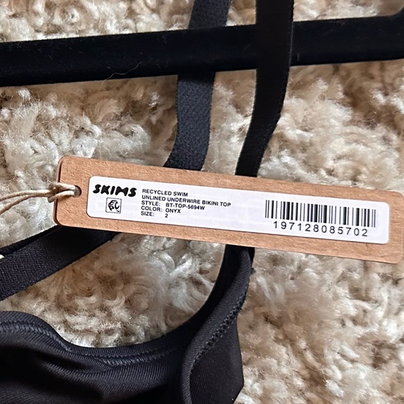 SIGNATURE SWIM UNDERWIRE SCOOP BIKINI
TOP | ONYX - ONYX / 34 / A - Picture 4 of 6